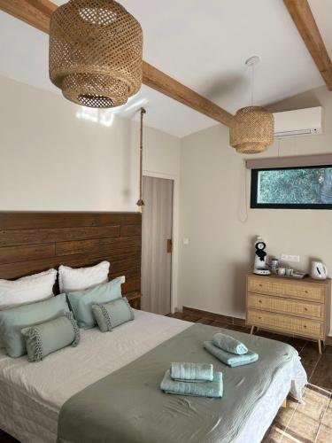 1 dormitorio con 1 cama grande y 2 toallas. en Résidence Alba en Bonifacio