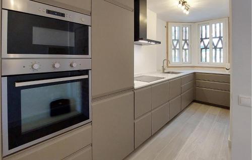 Η κουζίνα ή μικρή κουζίνα στο 2 Bedroom Amazing Apartment In Mijas