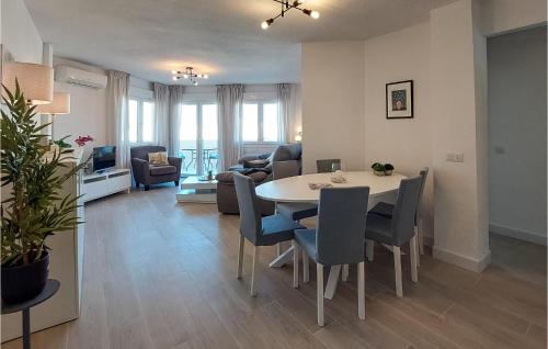 Χώρος καθιστικού στο 2 Bedroom Amazing Apartment In Mijas