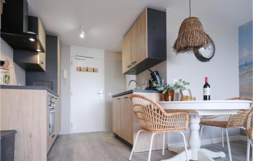 Una cocina o cocineta en Stunning Apartment In Bruinisse