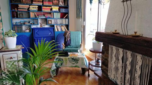 un salon avec une étagère et des livres dans l'établissement Grand T2 Luxe Classé 4**** - Plein sud et très calme au Lavandou, au Lavandou