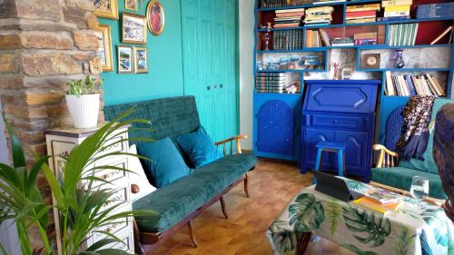 - un salon avec des murs bleus et un canapé bleu dans l'établissement Grand T2 Luxe Classé 4**** - Plein sud et très calme au Lavandou, au Lavandou