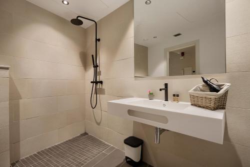 Bagno di Canvas Apartments & Lofts Girona