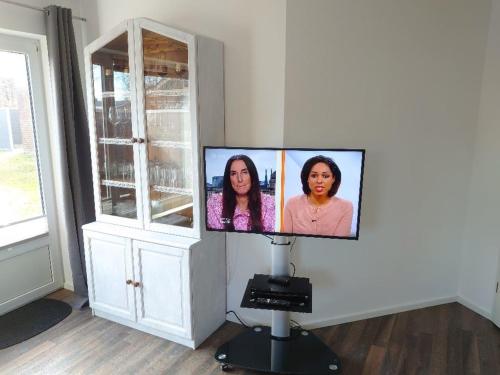 TV de pantalla plana en la pared de una habitación en Landruhe, en Strukkamp auf Fehmarn