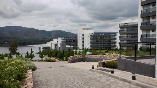 une vue sur une ville avec des bâtiments et une masse d'eau dans l'établissement Veneto Village, Complejo Vacacional, à Villa Parque Siquiman