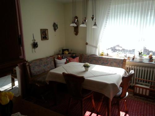- un salon avec une table et un canapé dans l'établissement Hainbuche, à Schauenburg