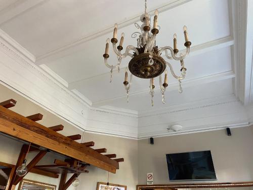 una lámpara de araña colgando del techo de una habitación en Hotel Vicente López en Vicente López