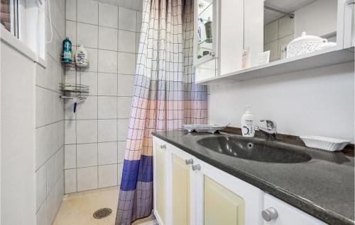 Kuchyň nebo kuchyňský kout v ubytování Stunning Home In Glesborg With Wifi