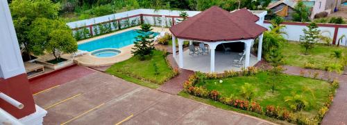 una vista aérea de una casa con cenador y piscina en Madome Aparta Hotel, en Pedernales
