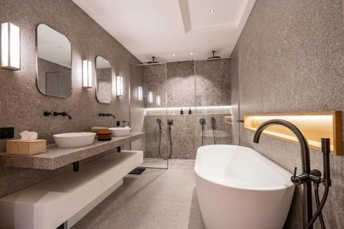une salle de bain avec deux lavabos, une baignoire et une douche dans l'établissement Villa Carpe Diem, à Grimaud