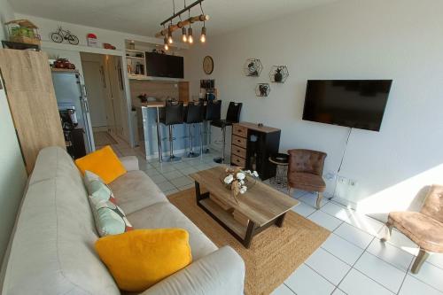 sala de estar con sofá y mesa en Very functional apartment with sea view, en Bandol