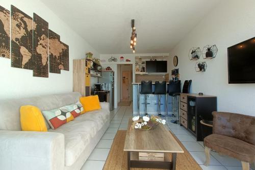 un salon avec un canapé et une table dans l'établissement Very functional apartment with sea view, à Bandol