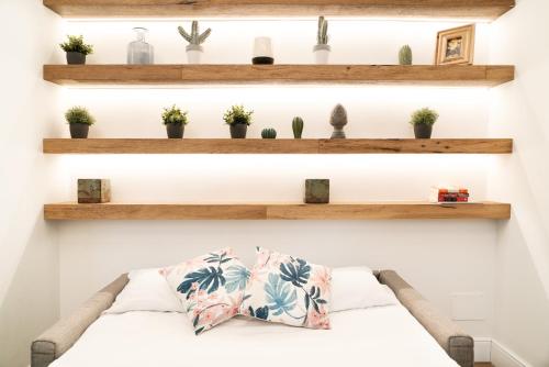 Zimmer mit Holzregalen und einem Bett mit Kissen in der Unterkunft Luxury Apartment - San Pancrazio, Florence in Florenz