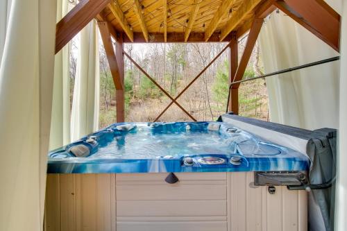 Fotografie z fotogalerie ubytování Broadway Cabin with Hot Tub Hike and Ski v destinaci Broadway