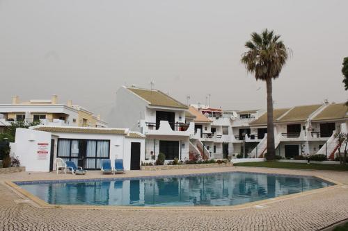 una gran piscina frente a algunas casas en Nice Studio, large terrace & beautiful pool, en Lagos
