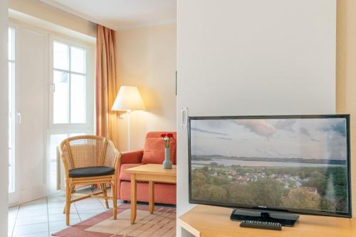 ein Wohnzimmer mit einem Flachbild-TV in einem Zimmer in der Unterkunft Fewo 407, Seepark Sellin in Ostseebad Sellin