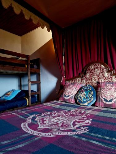 - une chambre avec un lit et des lits superposés dans l'établissement Le Gîte Ensorcelé, à Saint-Jean-Soleymieux