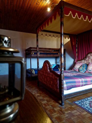Ένα ή περισσότερα κρεβάτια σε δωμάτιο στο Le Gîte Ensorcelé