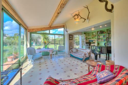 - un salon doté de meubles et d'un piano dans l'établissement Maison Marine - Happy Rentals, à Antibes