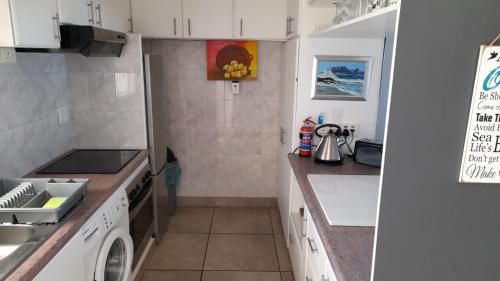 Una cocina o zona de cocina en Stunning apartment with ocean views and Table Mountain