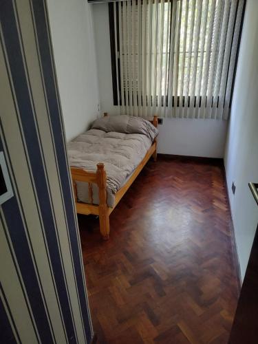 1 dormitorio pequeño con 1 cama y suelo de madera en Bombal 1 a pasitos de Arístides en Mendoza