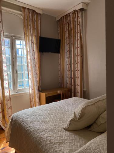 a bedroom with a bed and a window at Hotel Vicente López in Vicente López