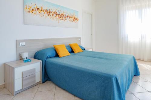 - une chambre avec un lit bleu et 2 oreillers jaunes dans l'établissement Villa Raf, à Vico Equense