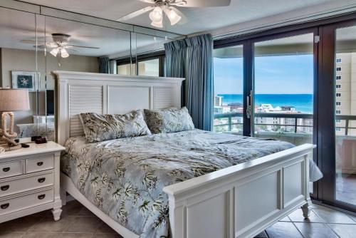 1 dormitorio con 1 cama y vistas al océano en Edgewater 1200, en Destin