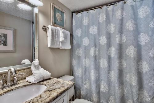 baño con lavabo y cortina de ducha en Edgewater 1200, en Destin