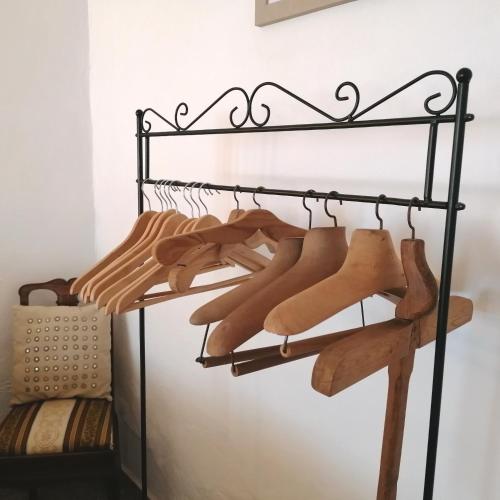 a metal rack with wooden shoes on it at Casa do Cabeço - Termas da Sulfúrea in Cabeço de Vide