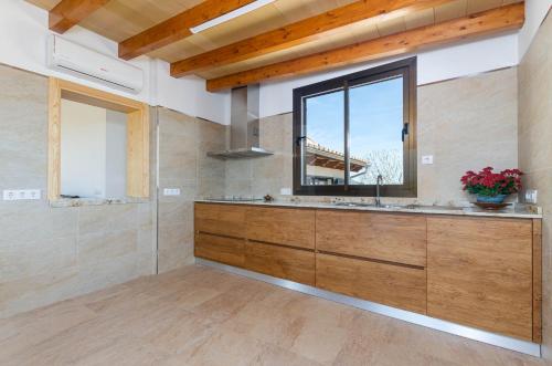 baño con lavabo y ventana grande en YourHouse Cas Padri, lovely country house perfect for 2 guests, en Muro