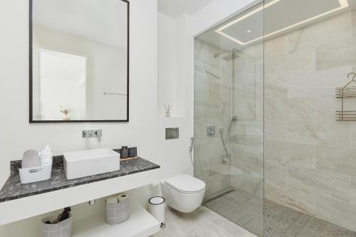 Un baño con ducha, inodoro y lavabo. en Luštica Magnolia apartment, en Tivat