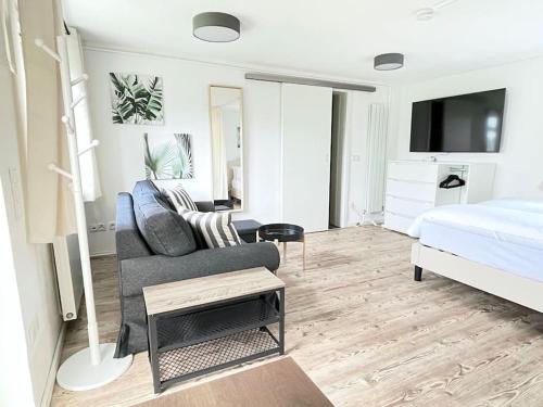 ein Wohnzimmer mit einem Sofa und einem Bett in der Unterkunft Gemütliches Appartement 10 Minuten zum Strand in Graal-Müritz