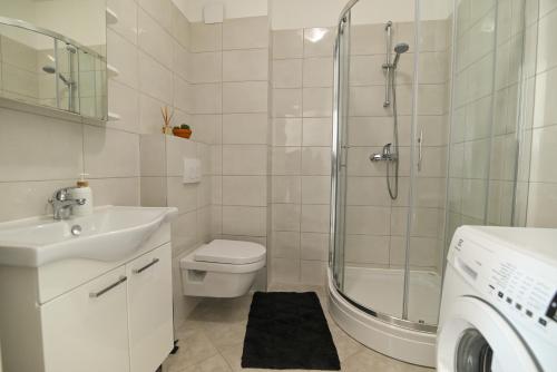 een badkamer met een douche, een toilet en een wastafel bij Apartment Marko in Trogir