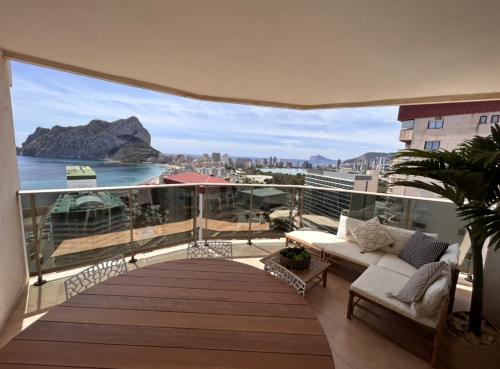 balcón con sofá y vistas al océano en Kévista - AzulenaCalpe, en Calpe