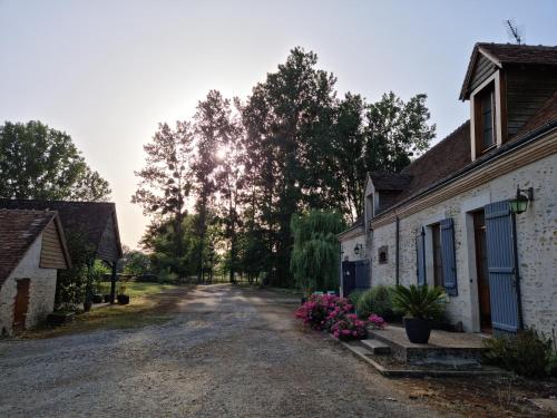 Photo de la galerie de l'établissement L'Aupinouse Chambre double Giroflée avec salle de bain privative, à La Suze-sur-Sarthe