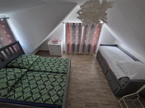 מיטה או מיטות בחדר ב-Schicke neue Ferienwohnung