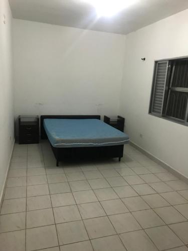 uma cama num quarto com um colchão azul em Casa gigante com vista para o mar e piscina em São Vicente