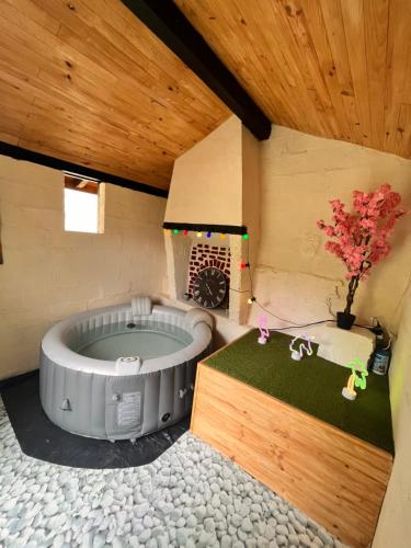 um pequeno quarto com uma banheira numa casa em lou pitchou prats em Audon