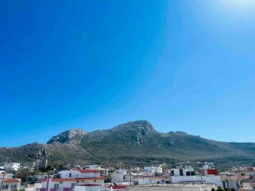 vista su una città con montagne sullo sfondo di Home Sweet Home a Archangelos