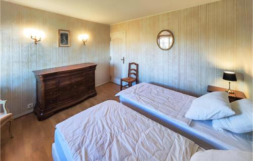 a bedroom with two beds and a desk and a chair at 2 Bedroom Cozy Home In Cbazan in Cébazan