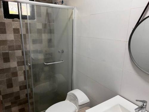 La salle de bains est pourvue d'une douche, de toilettes et d'un lavabo. dans l'établissement Casa de campo en Panamá, à Los Altos de Cerro Azul