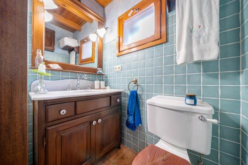 uma casa de banho com um WC e um lavatório em la casita em Las Pesas