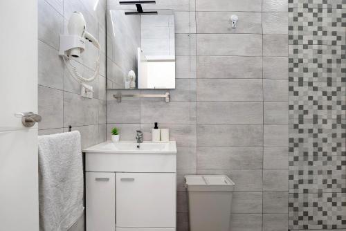 een badkamer met een witte wastafel en een toilet bij Currimar in Conil de la Frontera