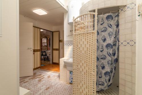 a bathroom with a toilet and a shower at Loft Le Palme in Portopalo