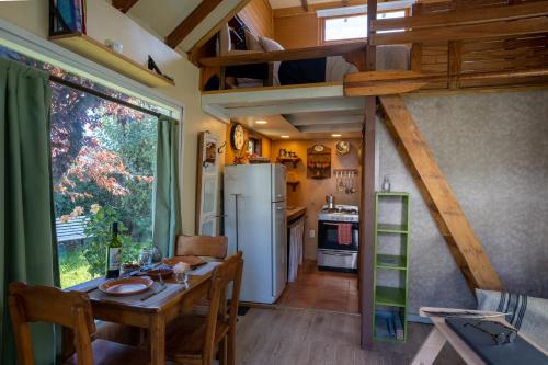 una cocina y comedor con una mesa en una casa pequeña en Placeres, en San Carlos de Bariloche