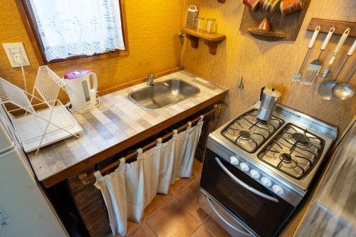 cocina con fogones y fregadero en Placeres en San Carlos de Bariloche