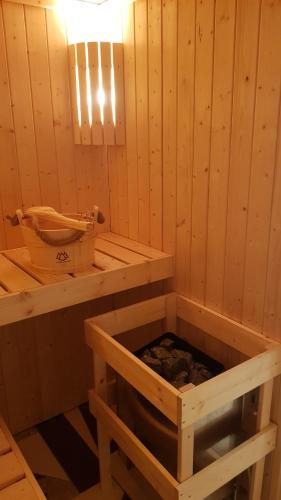 a sauna with a toilet in a wooden wall at glüxnest in Bernstadt