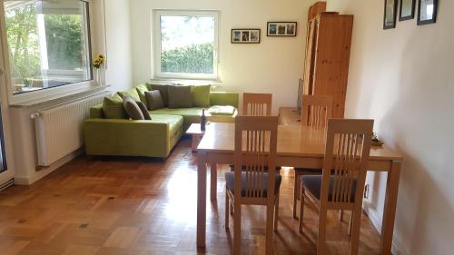 a living room with a green couch and a table at glüxnest in Bernstadt