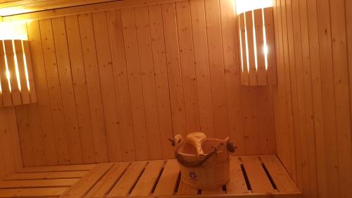 a corner of a sauna with a bucket in the corner at glüxnest in Bernstadt